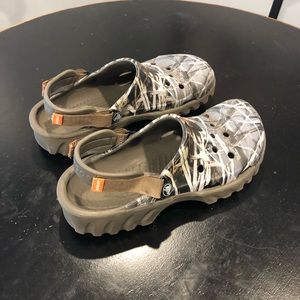 Camo Crocs m10/w12